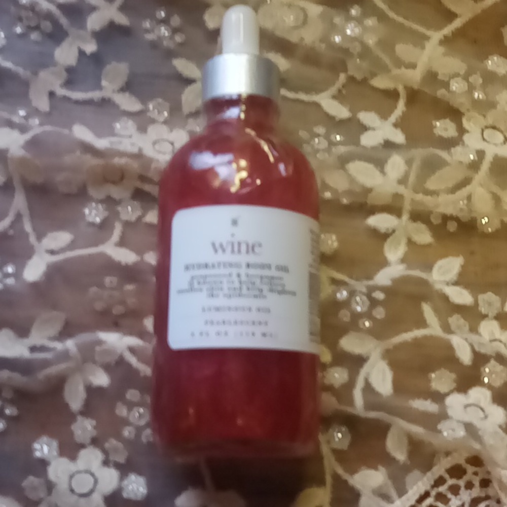 Wine hydrating body oil